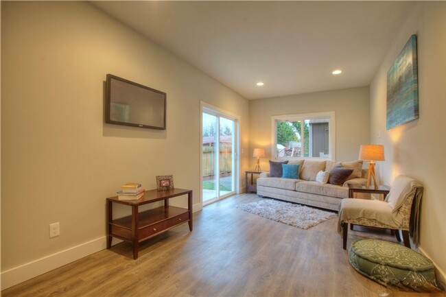 Building Photo - All inclusive master suite with private ba...
