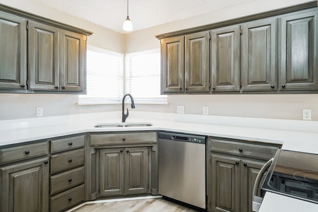 Building Photo - 512 Arbor Ln