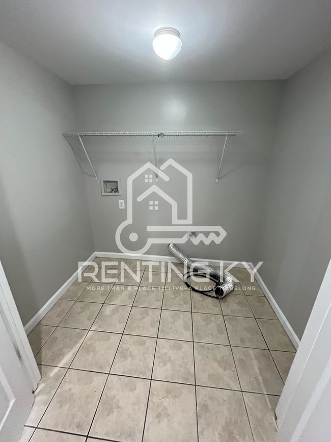Building Photo - Huge 3-Bed, 2.5-Bath Townhouse!