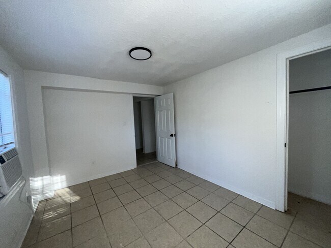 Building Photo - 1426 W 22nd St