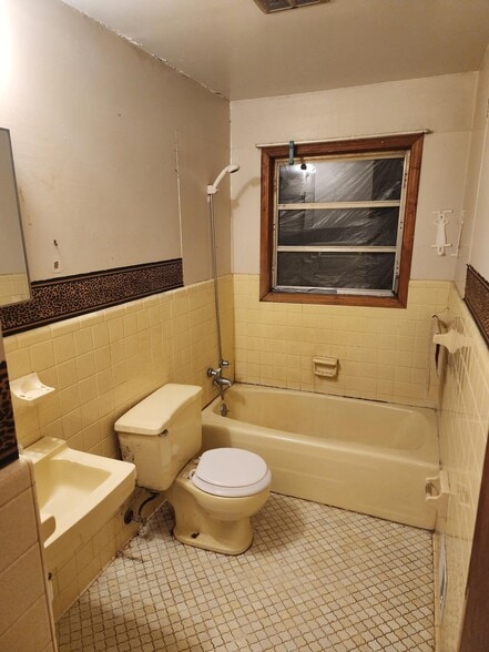 Building Photo - 694 Mountain View Dr