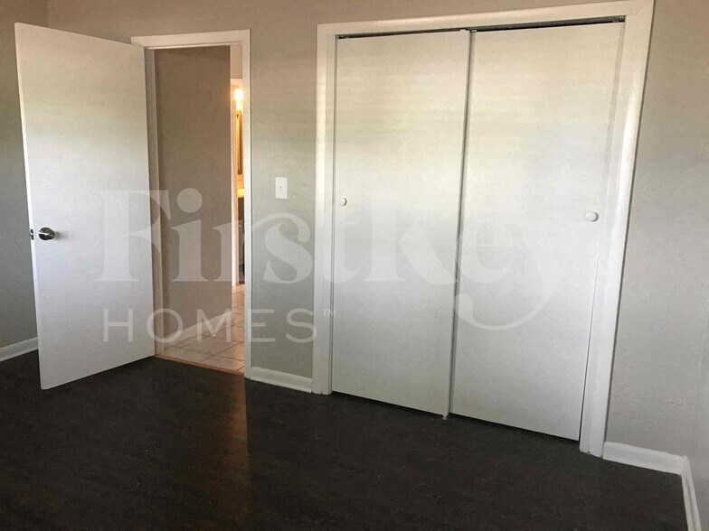 Building Photo - 6178 39th Ave N