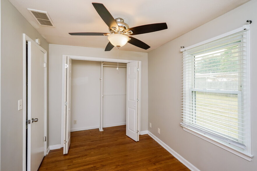 Building Photo - 5811 Dell Rose Dr