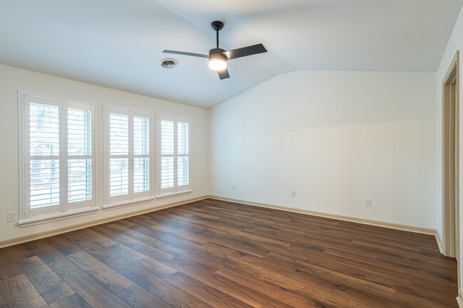 Building Photo - 632 Applegate Ln