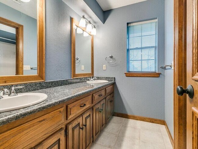 Building Photo - *Rare Find* Stunning Brookhaven 4 Bed 2.5 ...