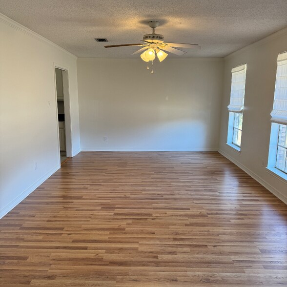 Building Photo - 114 Oak Dr