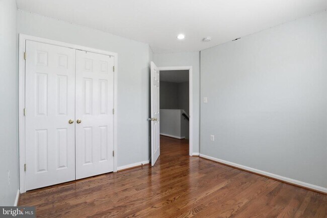 Building Photo - 915 Buttonwood Terrace NE
