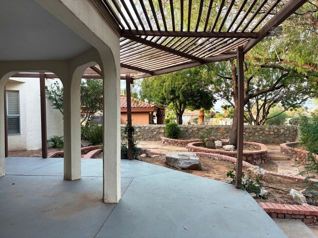 Building Photo - Large home Beauty in Santa Teresa