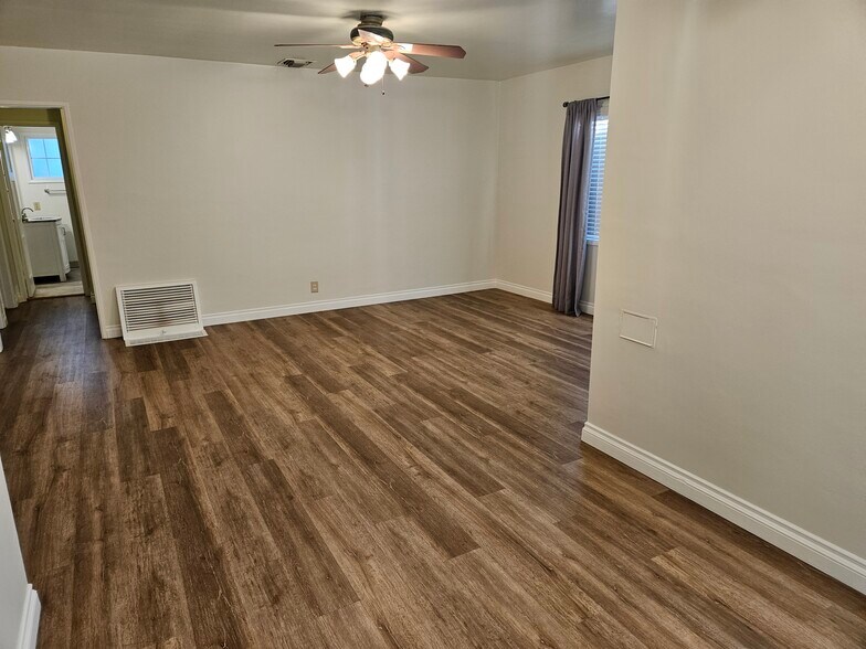 Building Photo - 9966 Glencrest Cir