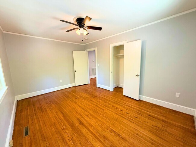 Building Photo - 202 Mayflower St