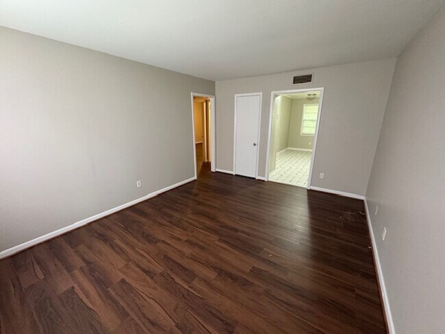 Building Photo - $0 SECURITY DEPOSIT, $50 Visa Gift Card & ...