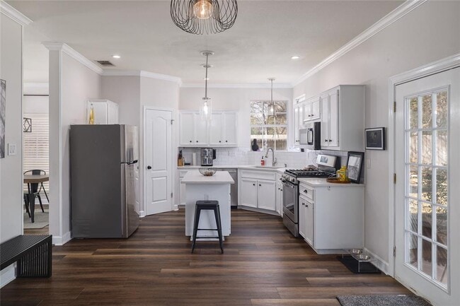 Building Photo - 2210 Parkland Cove