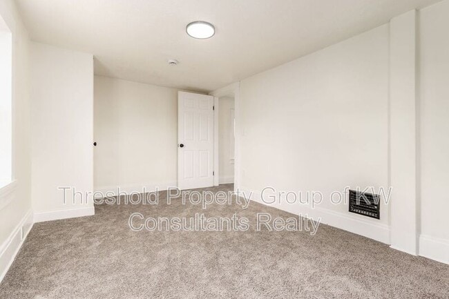 Building Photo - 479 Siebert St