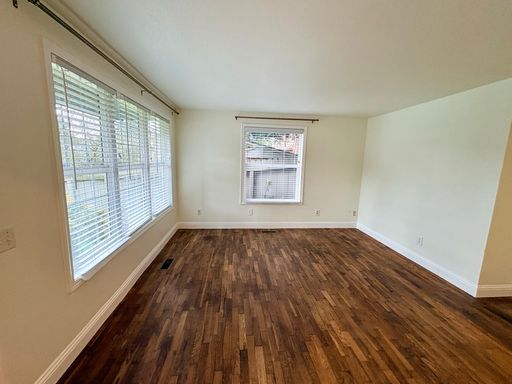 Building Photo - Charming and bright 3 bedroom in Haller Lake