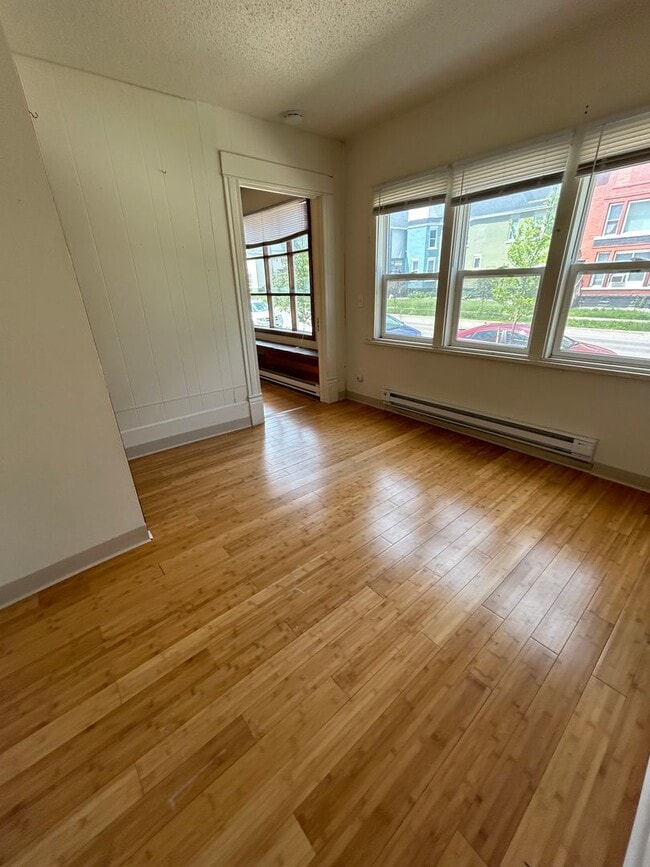 Building Photo - 2 Bedroom 1 Bathroom Apartment