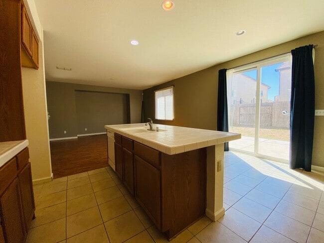 Building Photo - Spacious and Beautiful Home Close to a Huge Park
