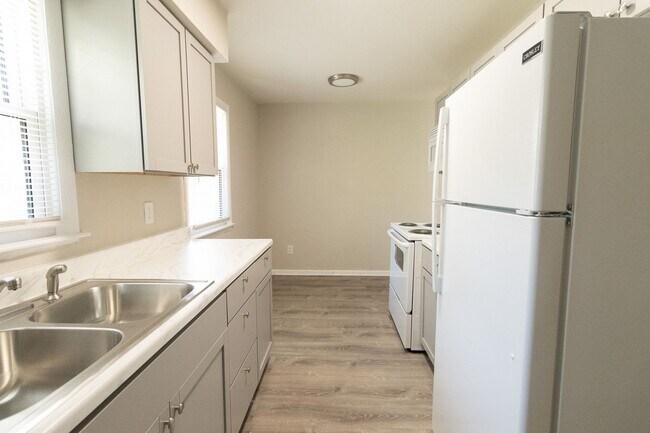 Building Photo - 2804 Isherwood Dr