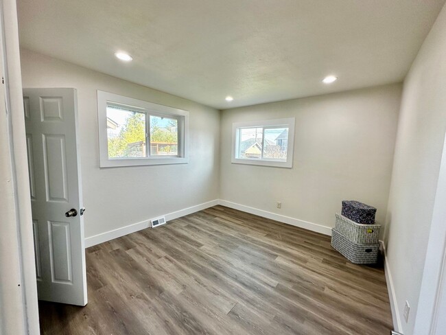 Building Photo - Fully remodeled 4-bedroom, 2-bathroom lumi...