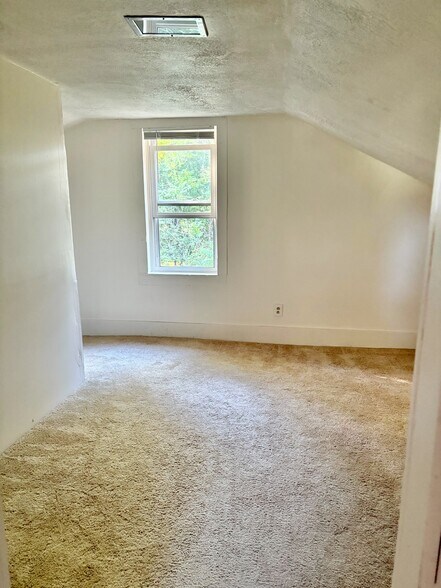 Building Photo - 108 River St