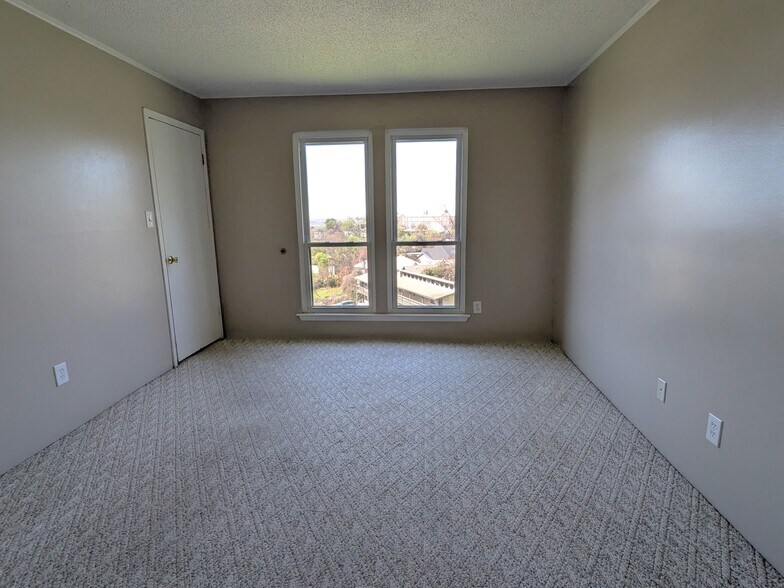 Building Photo - 1909 16th Ave S