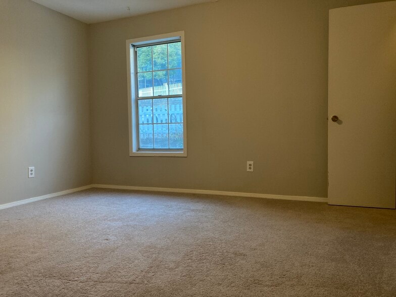 en-suite master bedroom - 1405 Vicksburg Plz