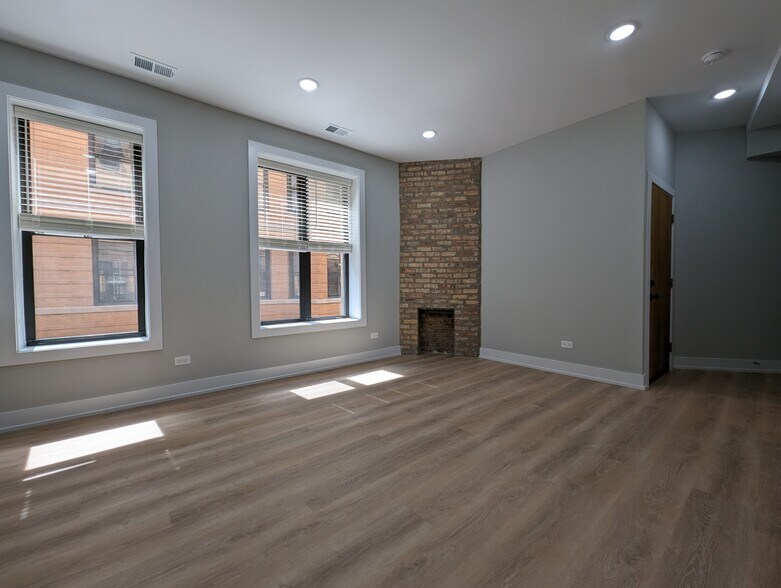 Building Photo - 440 W Belden Ave