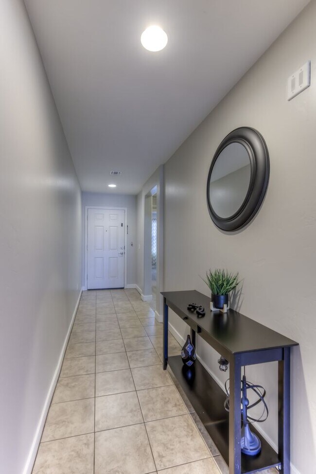Building Photo - Welcome to this charming 3 bedroom, 2 bath...