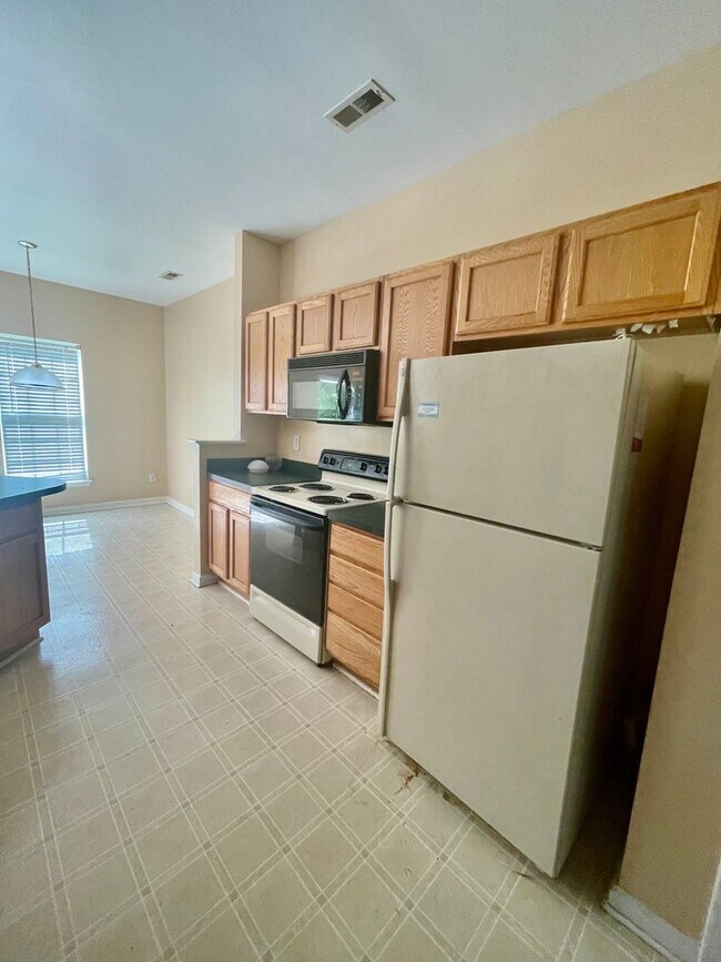 Building Photo - Beautiful 2 bedroom 2 1/2 bath townhouse close to prosperity church Rd!