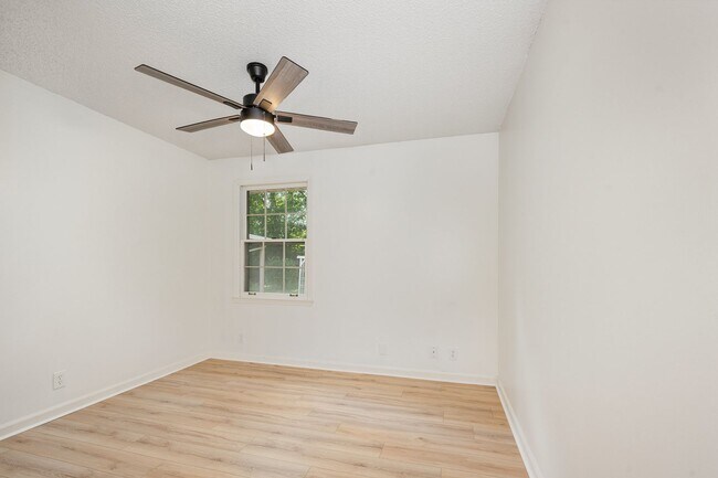 Building Photo - Charming 2-Bedroom Home with Sunroom in th...