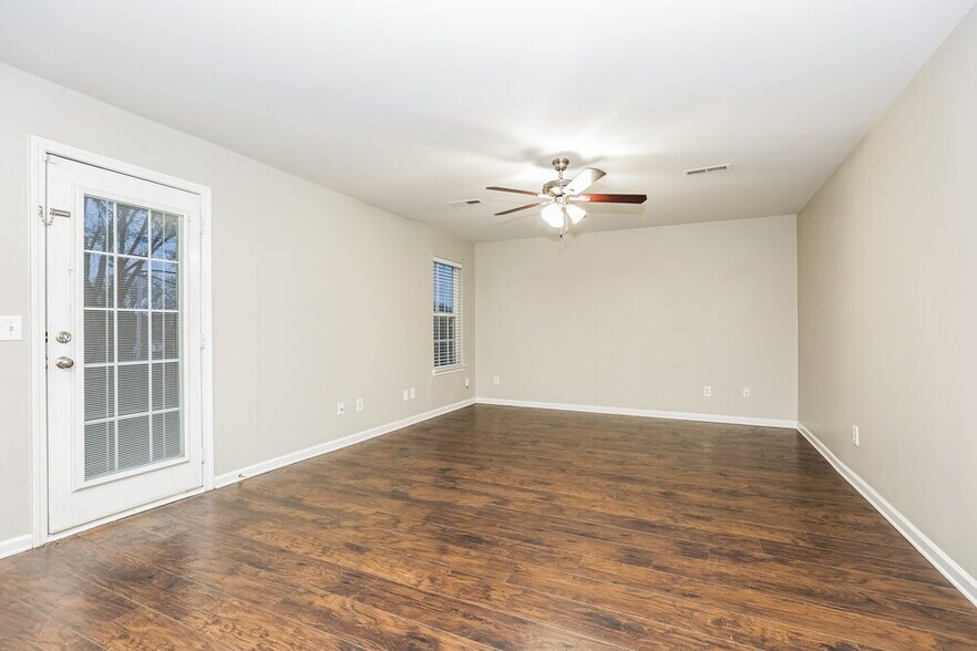 Building Photo - 1024 Vanguard Dr