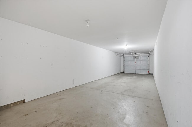 Building Photo - 39475 Springwater Dr