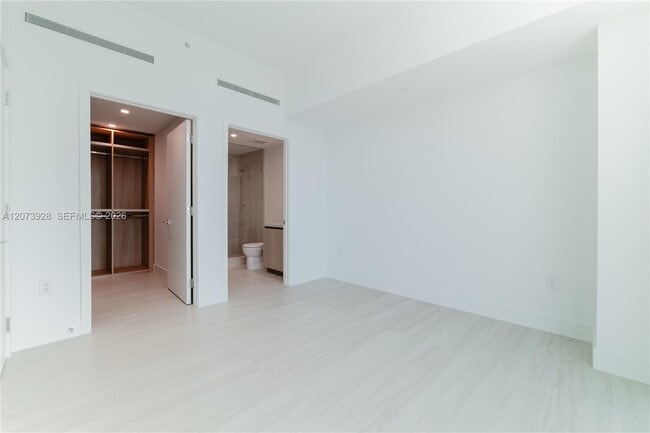 Building Photo - 2411 Laguna Cir