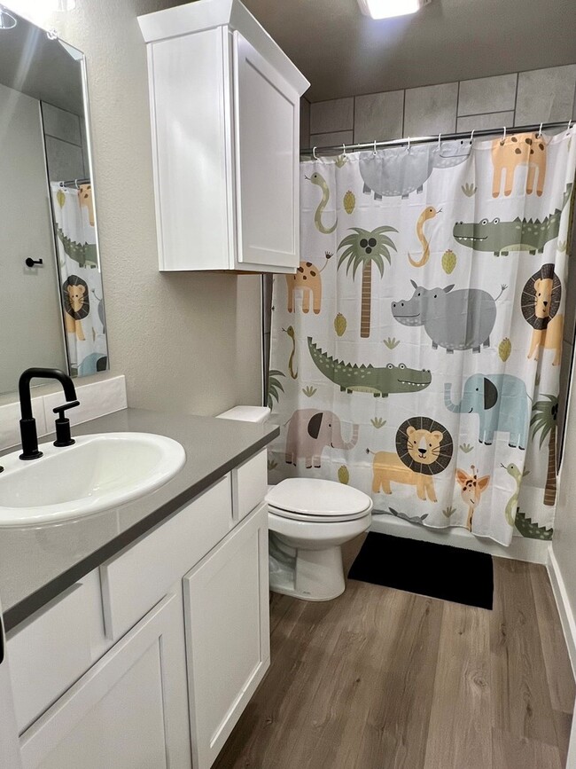 Building Photo - 915 Canal St