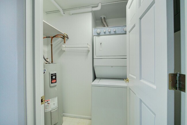 Building Photo - 2Bd/1.75Ba Kirkland Condo