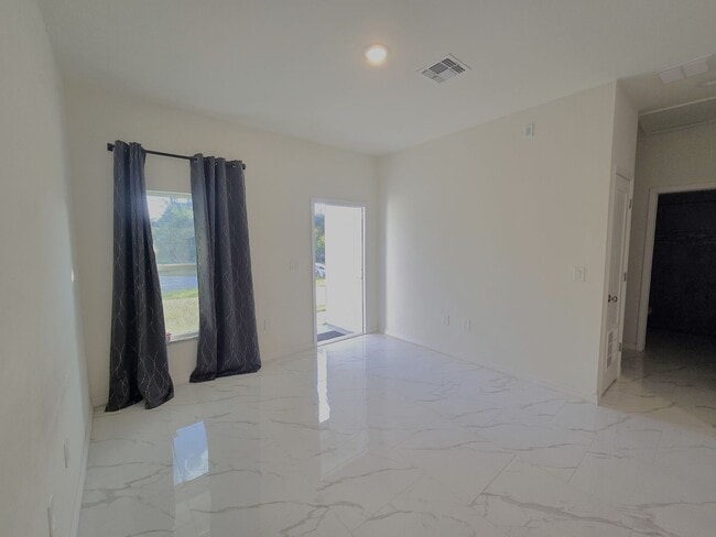 Building Photo - Cute and Cozy 2/1 Single family home