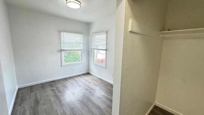 Building Photo - 1321