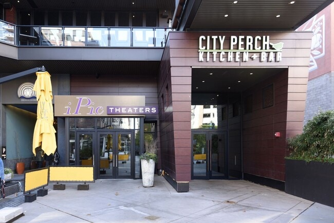 Building Photo - Luxury 2BD/2BA in The Gallery - Across fro...