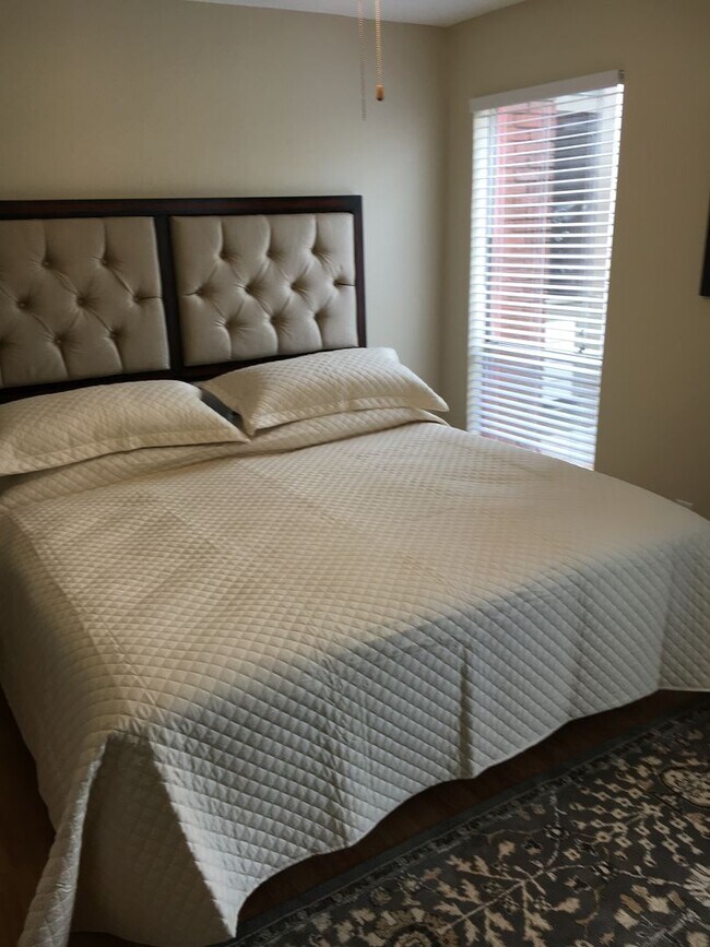 Building Photo - 1161 Lake Ave