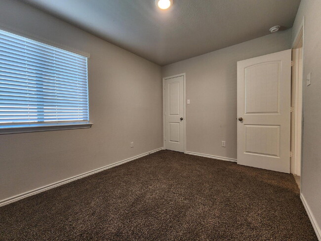 Building Photo - "Bright and Beautiful 3-Bedroom 2-Bath Hom...