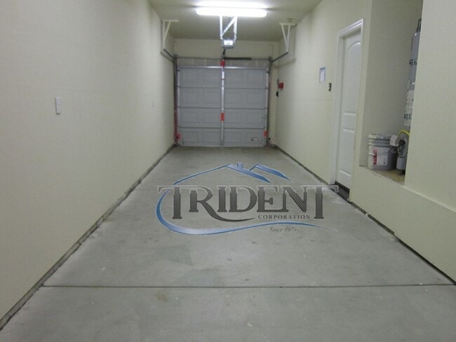 Building Photo - 3 bedroom, 2 1/2 bath halfplex/townhouse