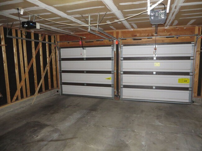 Building Photo - 4 Br, 1.75 Ba, 2 living areas, formal dining room, 2 CG, nice yards, storage shed