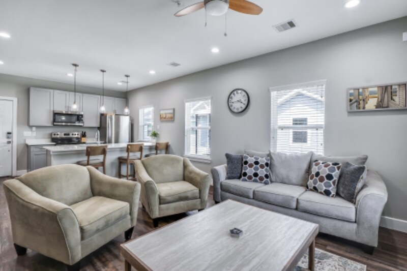 Primary Photo - 144 W 5th St