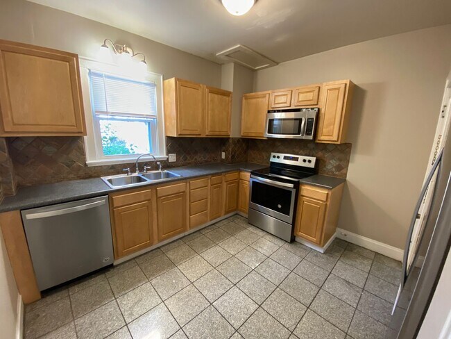 Building Photo - 2084 Waldeck Ave