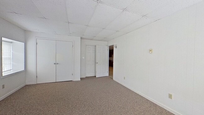 Building Photo - Spacious One Bedroom Apartment