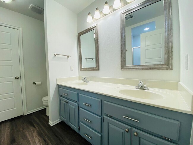 Building Photo - 407 S Pointe Ln