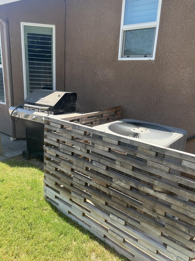 Building Photo - 233 Karen Ave