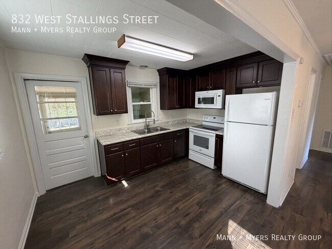 Building Photo - 832 W Stallings St