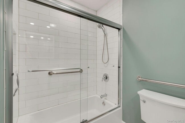 Building Photo - 2555 Youngs Ave