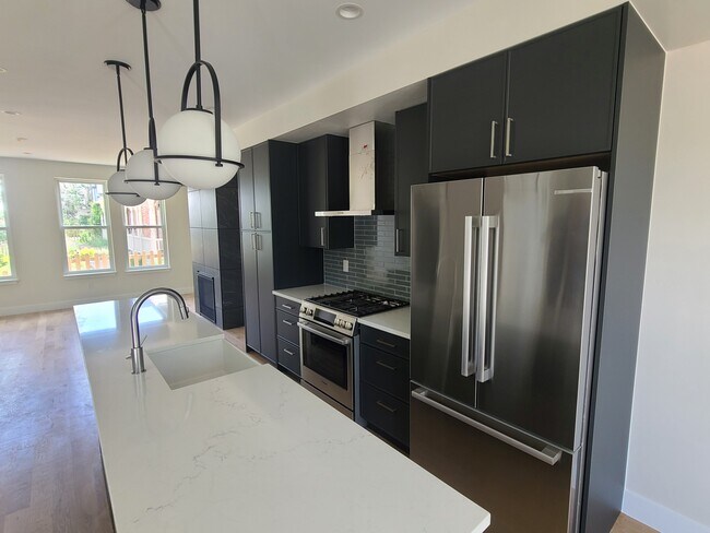 Building Photo - 1095 25th St