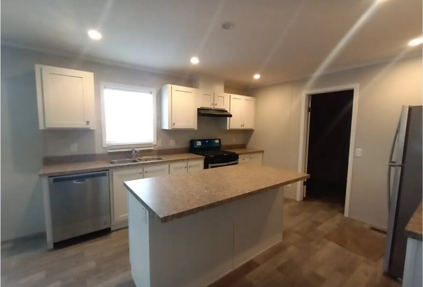 Building Photo - 500 Elmwood Ln